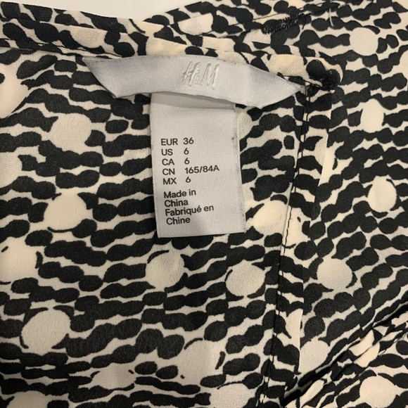 HM. Womens black and white blouse type top. Size 6. EUC - Picture 2 of 3